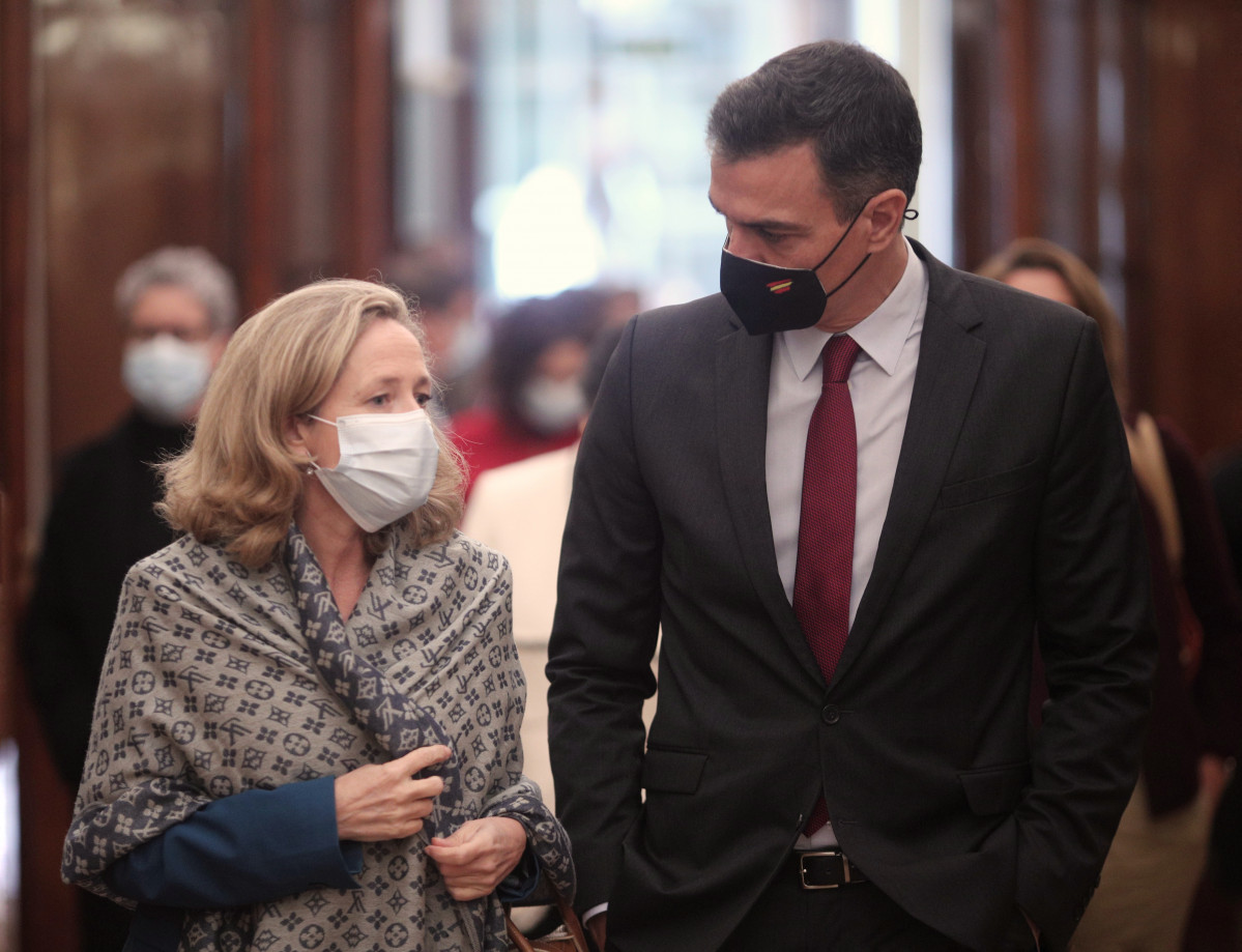 El president de Govern, Pedro Sánchez, i la vicepresidenta tercera i ministra d'Afers Econòmics i Transformació Digital, Nadia Calviño, al Congrés.