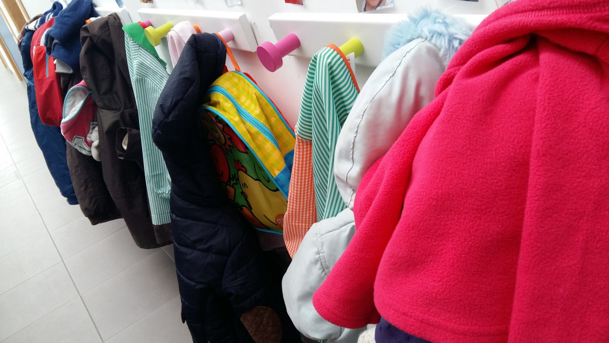 Escola infantil, aula, classe, nen, estudis, perxa, penjadors, abrics motxilles.