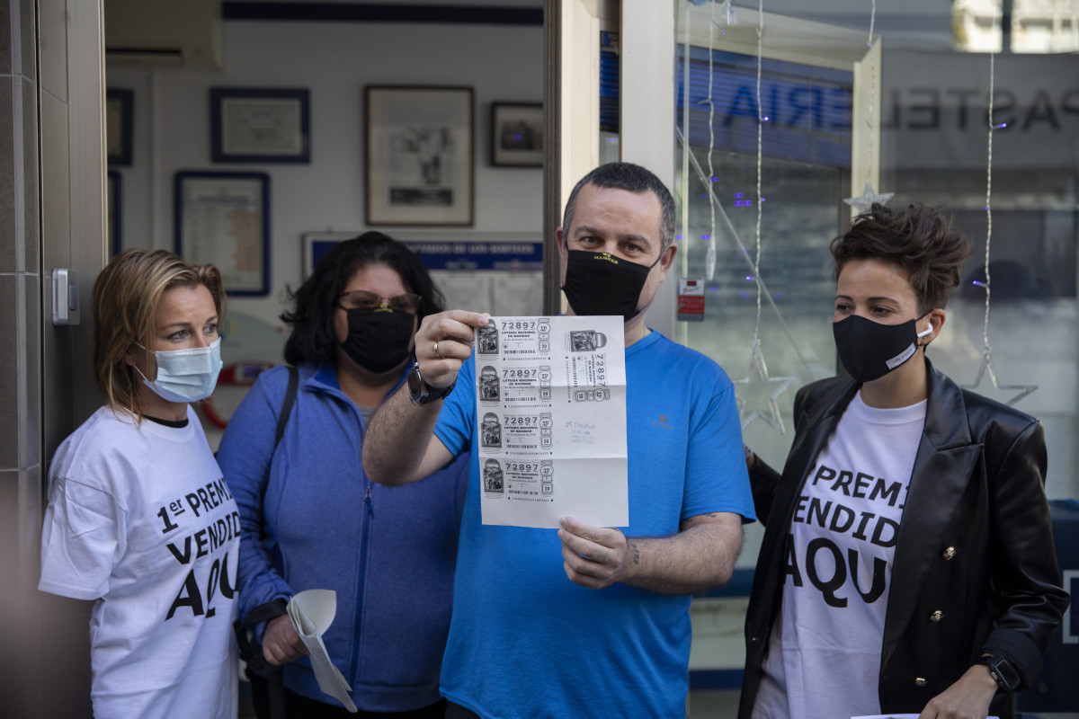 EuropaPress 3491246 parella agraciats celebren gros al costat loteres administració loteria