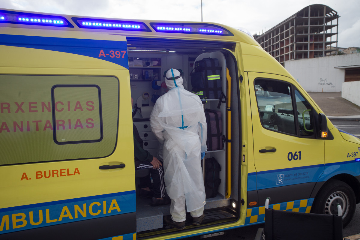 Un treballador sanitari totalment protegit ajuda a pujar a l'ambulància a un ancià de la residència d'avis de Sant Cibrao on s'ha originat un brot de Covid-19, a Sant Cibrao, Lugo, Galícia, (Espanya), a 9 de novembre de 2020. al centre l