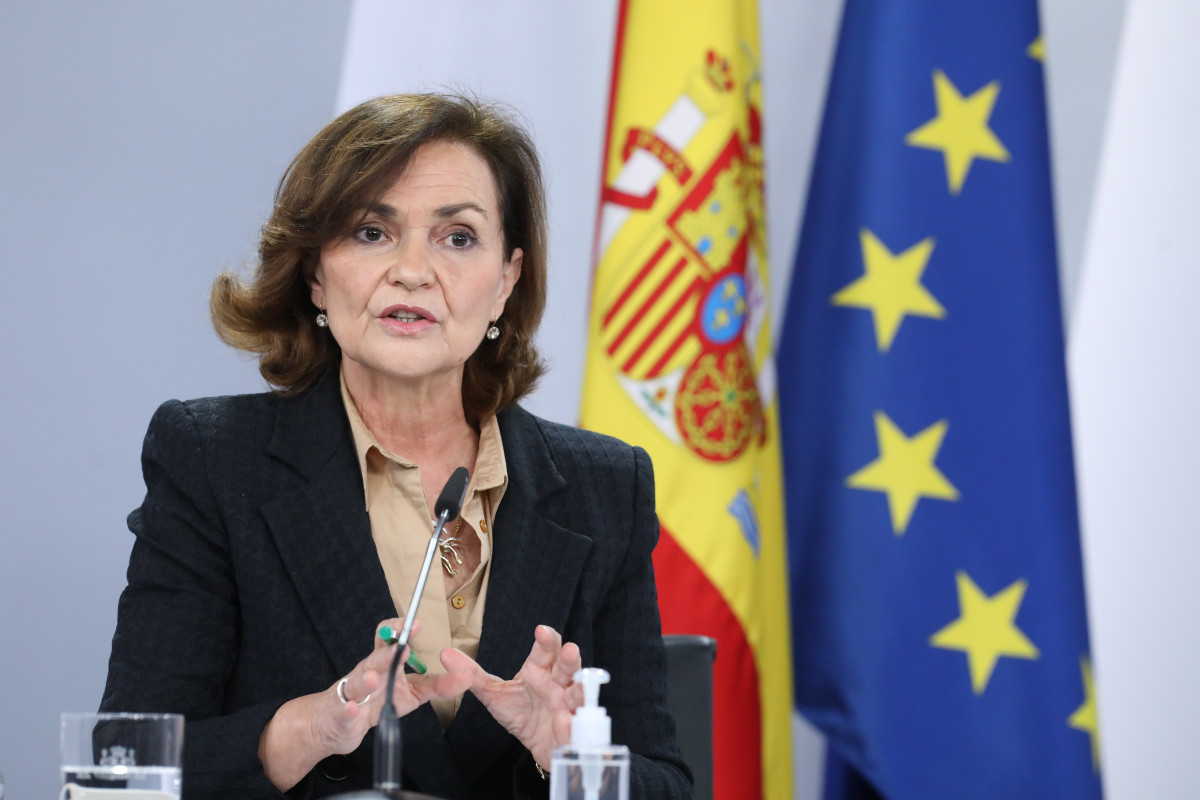 La vicepresidenta primera de Govern, ministra de la Presidència, Relacions amb les Corts i Memòria Democràtica, Carmen Calvo, compareix en roda de premsa posterior a Consell de Ministres a la Moncloa, Madrid (Espanya), a 22 de desembre de 2020.