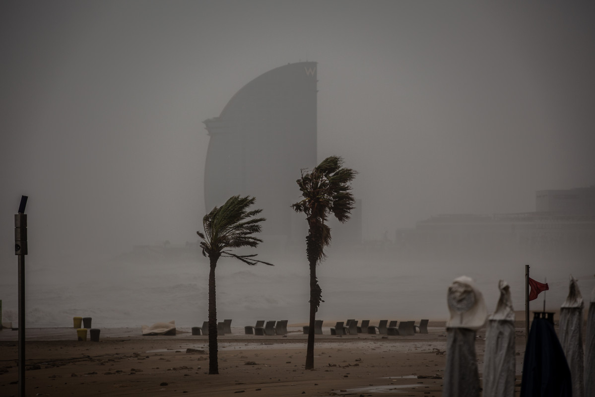 Platja de la Barceloneta durante el pas de la borrasca Glòria. Catalunya (Espanya), 21 de gener de l'any 2020.