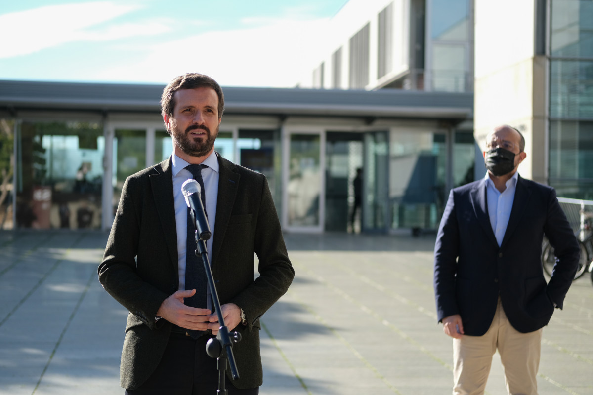 El president de PP, Pablo Casado (I), intervé durant la seva visita a l'Institut Català d'Investigació Científica a Tarragona, acompanyat de el president de l'PPC, Alejandro Fernández (D), a Tarragona, Catalunya (Espanya), a 21 de desembre de 2020 .