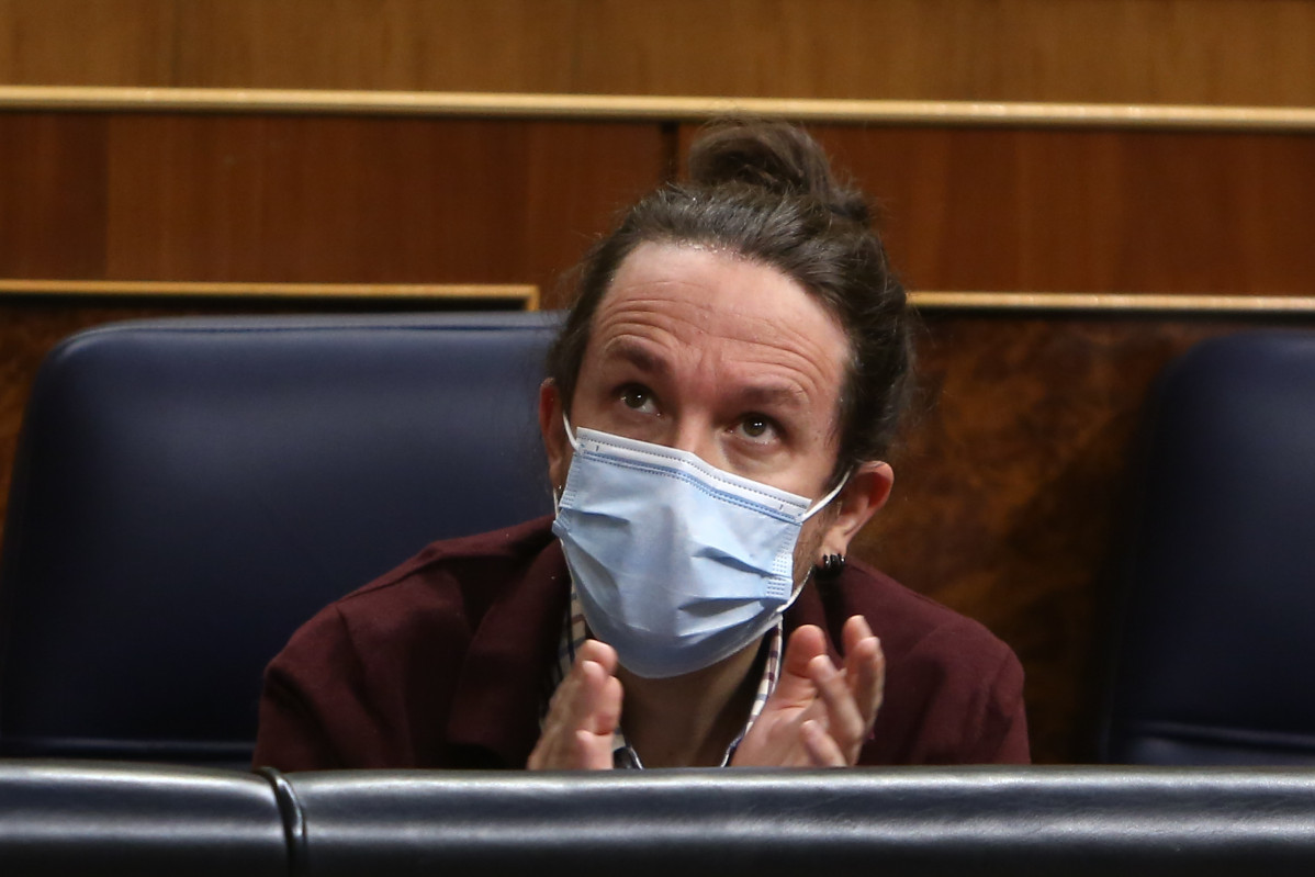 El vicepresident segon i líder de Unides Podem, Pablo Iglesias, aplaudeix durant una sessió plenària al Congrés dels Diputats, a Madrid (Espanya), a 2 de desembre de 2020. El Ple afro