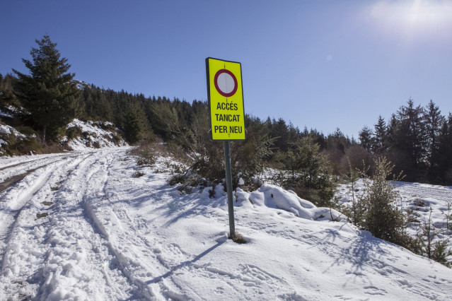 Carretera cerrada por nieve (archivo)