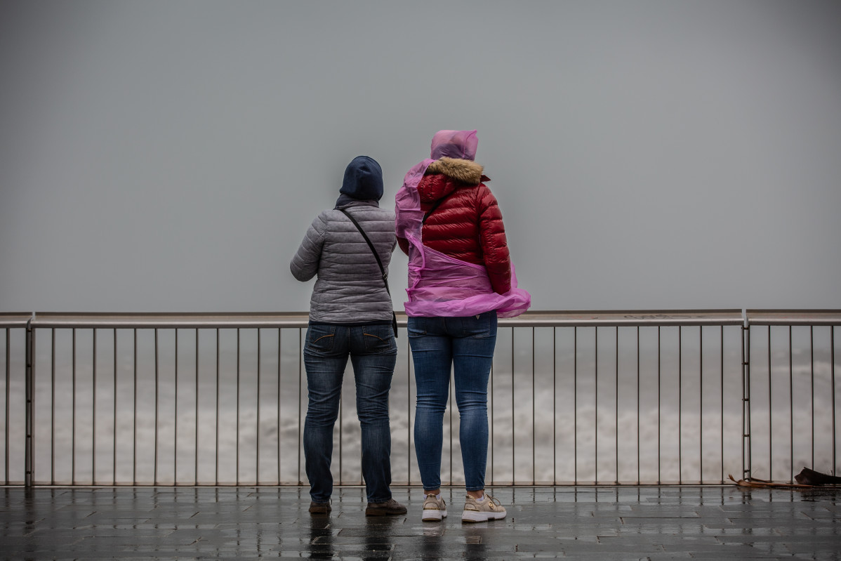 Dues dones al passeig marítim de Barcelona, on la borrasca 'Glòria' ha deixat fortes ratxes de vent i pluja, a 21 de gener de 2020.