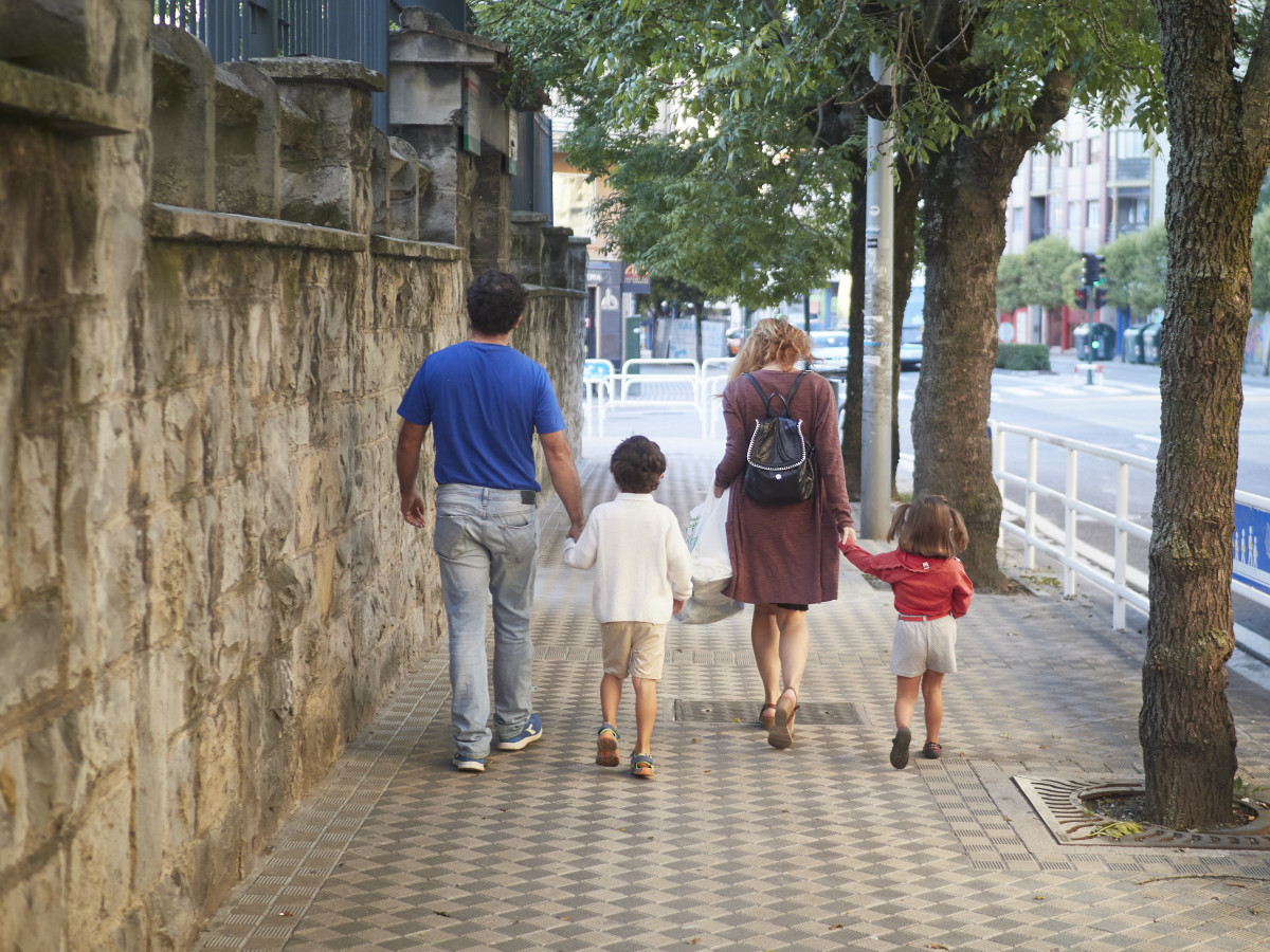 Una família passejant pel carrer.