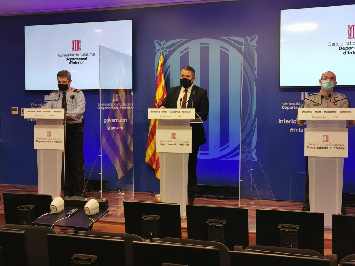 El conseller d'Interior, Miquel Sàmper, aquest dijous en roda de premsa al costat de l'comissari de Mossos David Boneta i a el sotsdirector de Protecció Civil, Sergio Delgado