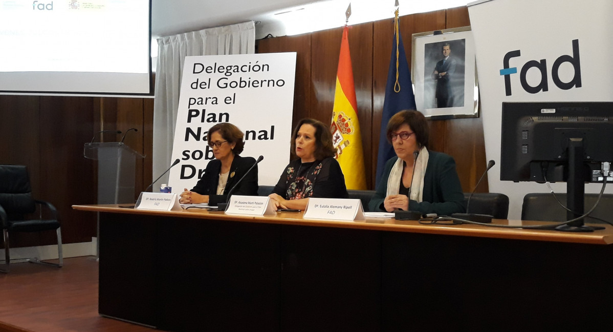 Beatriz Martín, directora de l'Fad; Azucena Martí, Pla Nacional sobre Drogues; i Eulàlia Alemany, de la Fad presenten un estudi sobre joves i apostes