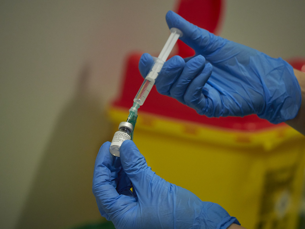 EuropaPress 3497460 treballadora sanitària manipula material necessari administrar vacuna contra