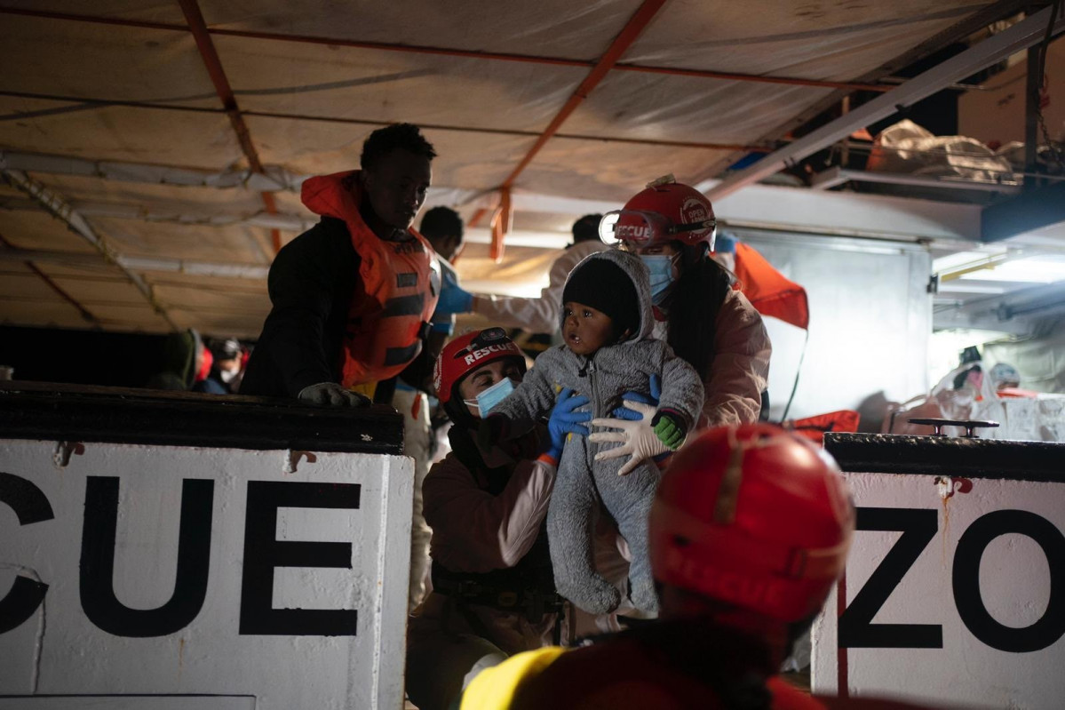 El fundador d'Open Arms, Oscar Camps, anuncia el rescat de 160 persones que navegaven