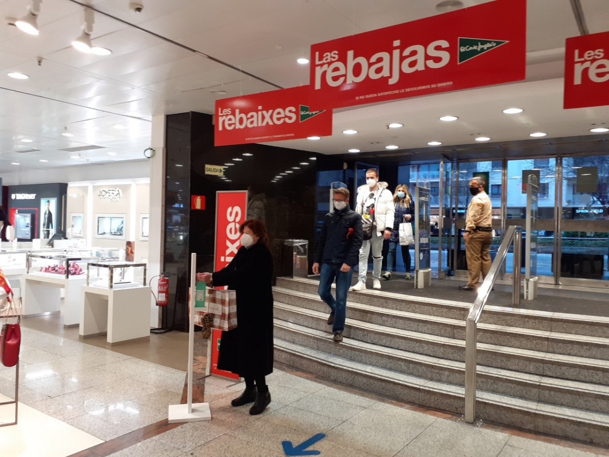 Inici de les Rebaixes a El Corte Inglu00e9s de Palma amb muchu00edsima menys afluència que altres au00f1os