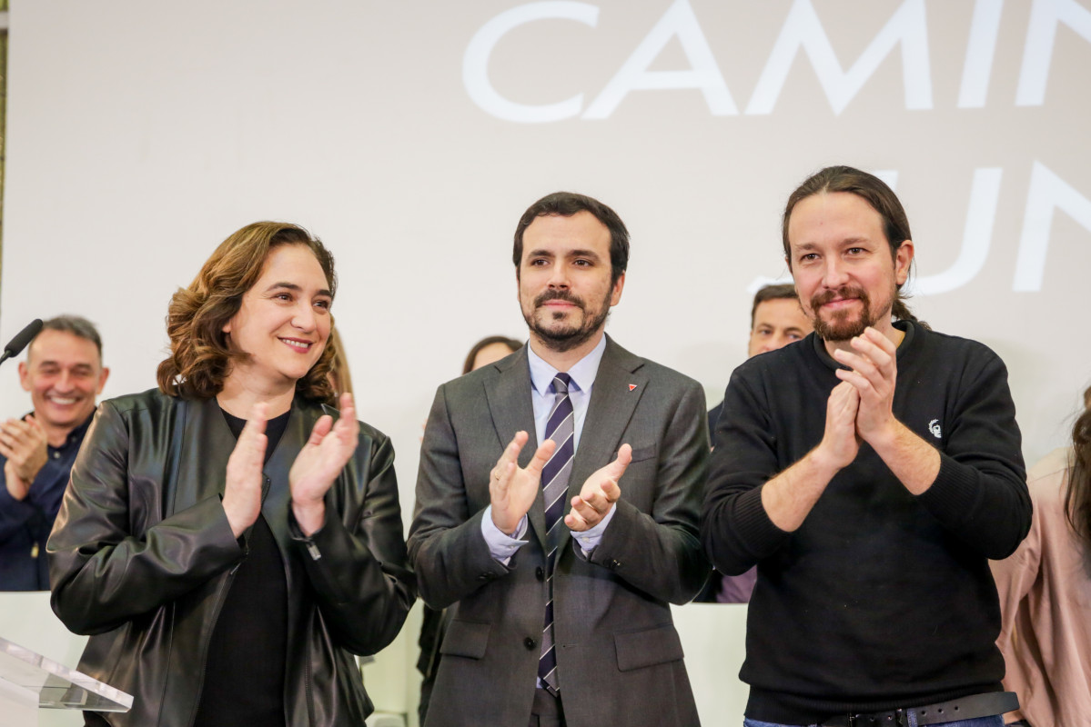 (I-D) L'alcaldessa de Barcelona, Ada Colau, el ministre de Consum, Alberto Garzón, i el vicepresident segon de el Govern d'Espanya i ministre de Drets Socials i Agenda 2030, Pablo Iglesias, en la trobada confederal de Unides Podem.
