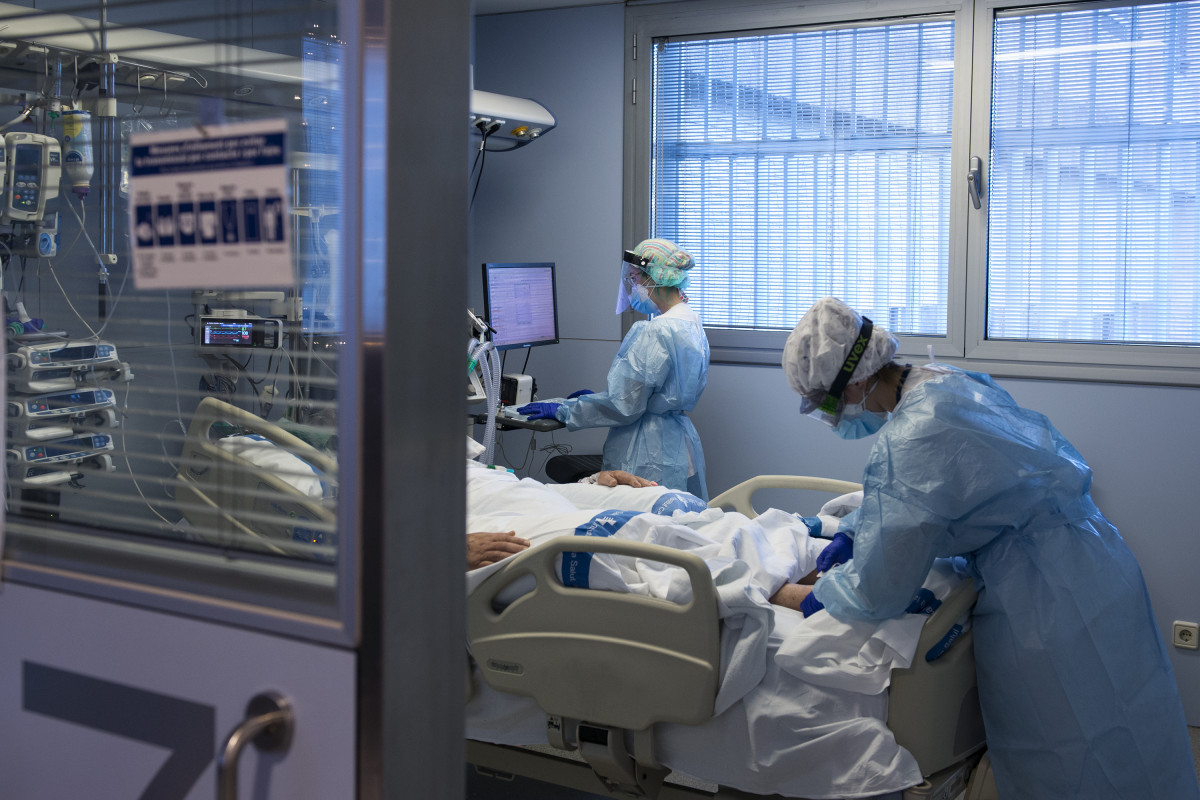 Personal sanitari atenent un pacient ingressat a la Unitat de Cures Intensives (UCI)