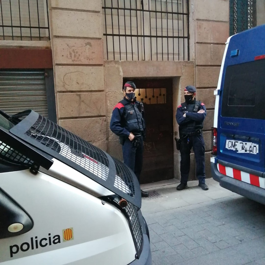 Dos agents en l'operació contra un pis al Raval de Barcelona on presumptament es venia droga.