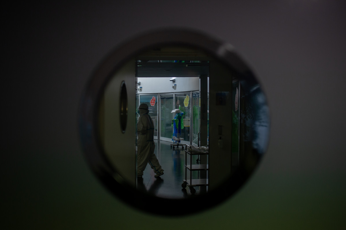Un treballador sanitari protegit a la Unitat de Cures Intensives -UCI- de l'Hospital de la Mar, a Barcelona, Catalunya (Espanya), a 19 de novembre de 2020