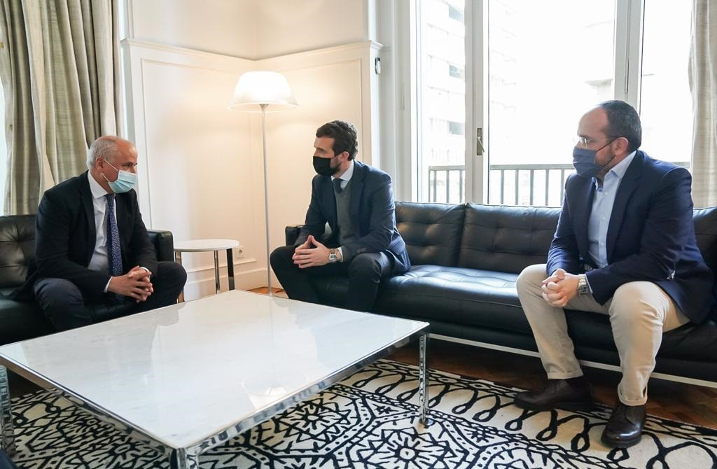 El president de PP, Pablo Casado, al costat de el president de l'PP català, Alejandro Fernández, després de reunir-se amb el president de la Cambra de Comerç de Girona. A Girona, a 14 de gener de 2021.