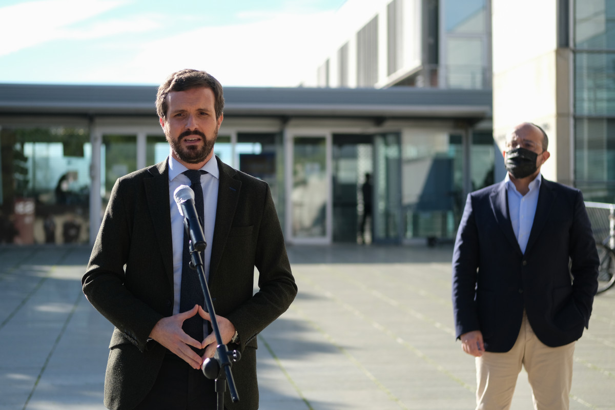 El president de PP, Pablo Casado (I), intervé durant la seva visita a l'Institut Català d'Investigació Científica a Tarragona, acompanyat de el president de l'PPC, Alejandro Fernández (D), en