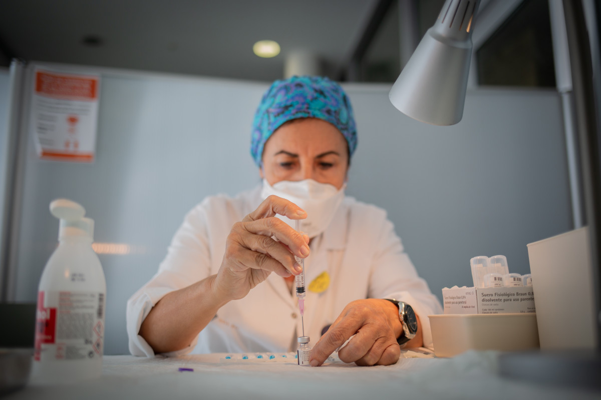 Una infermera prepara la vacuna Pfizer-BioNtech contra el COVID-19 abans d'administrar-a un professional sanitari a l'Hospital de la Santa Creu i Sant Pau de Barcelona, Catalunya (España), a 14 de gener de 2021.