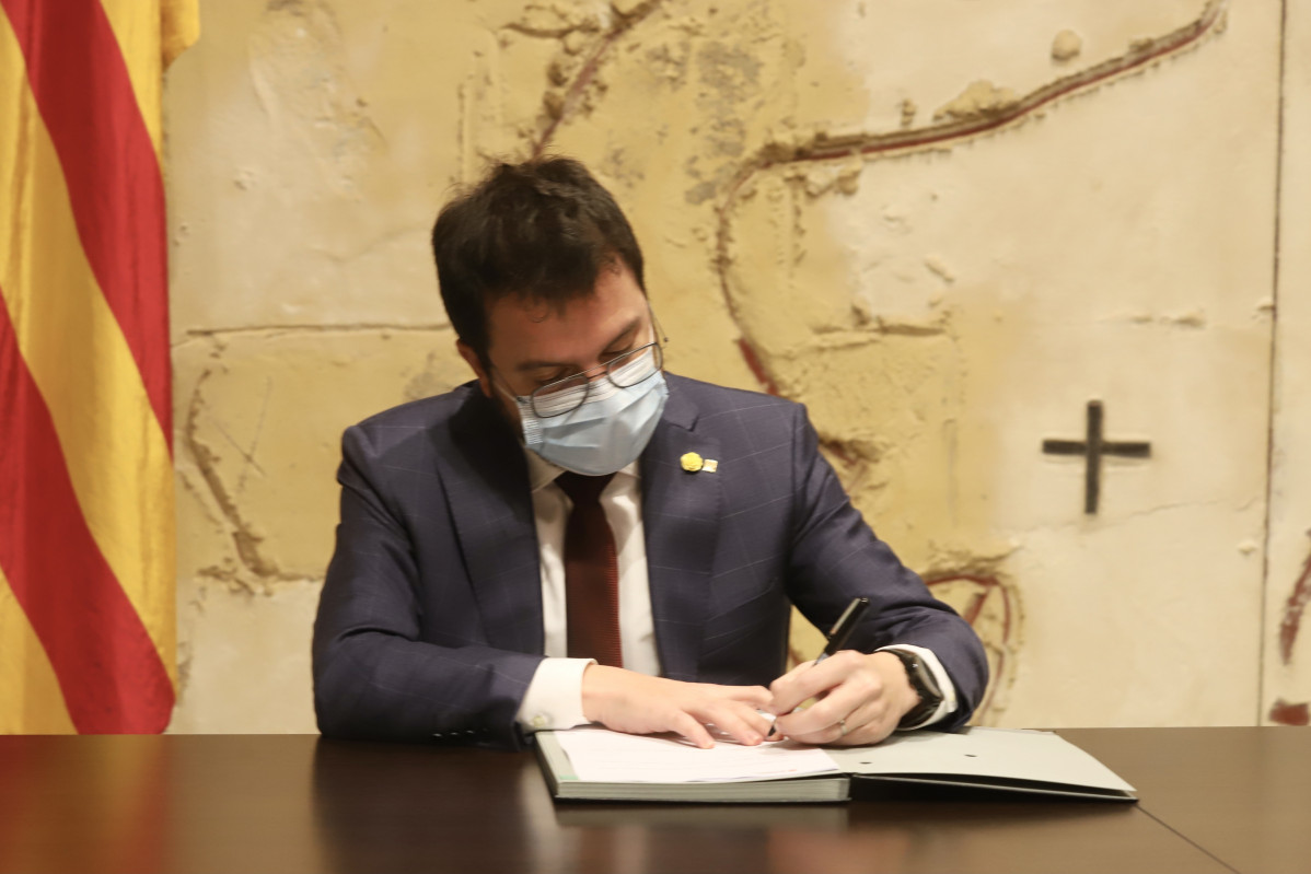 El vicepresident de la Generalitat, Pere Aragonès, signa el decret que posposa les eleccions catalanes fins al 30 de maig.