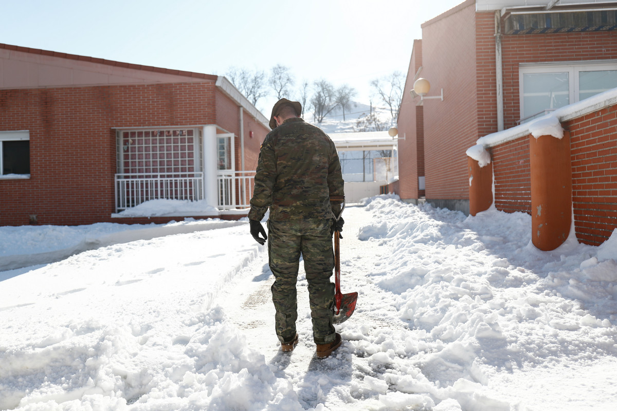 Un militar de la Unitat Militar d'Emergències (UME) col·labora en la retirada de neu i gel en els voltants de l'escola Font de la Vila després de la gran nevada provocada per la borrasca 'Filomena', a Valdemoro, Madrid, (Espanya), a 15 de gener de 20