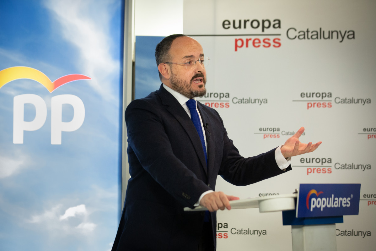 El candidat de el Partit Popular a la Presidència de la Generalitat de Catalunya, Alejandro Fernández, intervé durant una Trobada Digital d'Europa Press, a Barcelona, Catalunya (Espanya), a 19