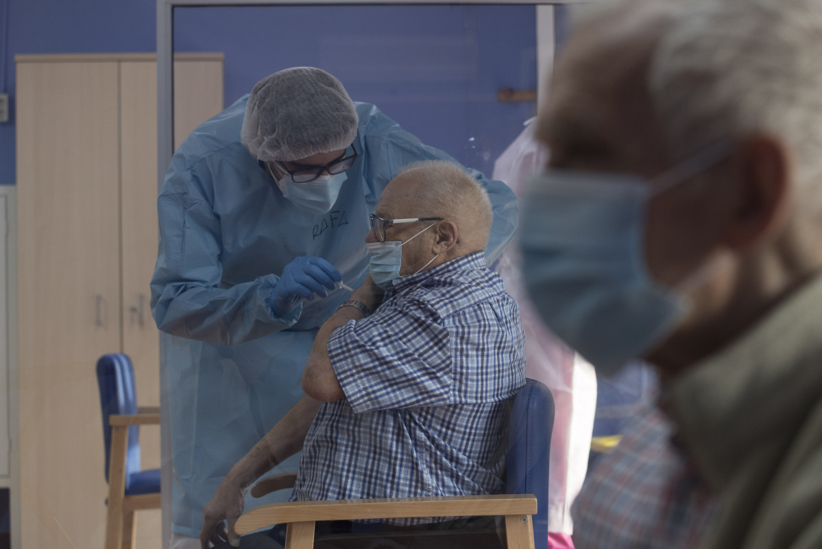 Imatge de la vacunació contra el Covid en una residència de Sant Pere de l'Pinatar, a Múrcia. coronavirus
