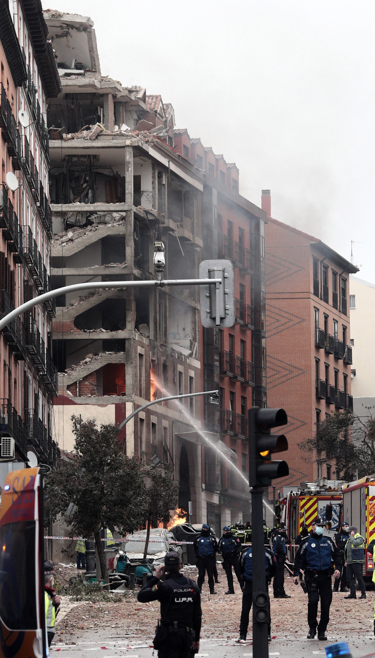 Aspecte d'un immoble moments posteriors a una forta explosió registrada al carrer Toledo que ha enfonsat diverses plantes de l'edifici, a Madrid, (Espanya), del 20 de gener de 2021.