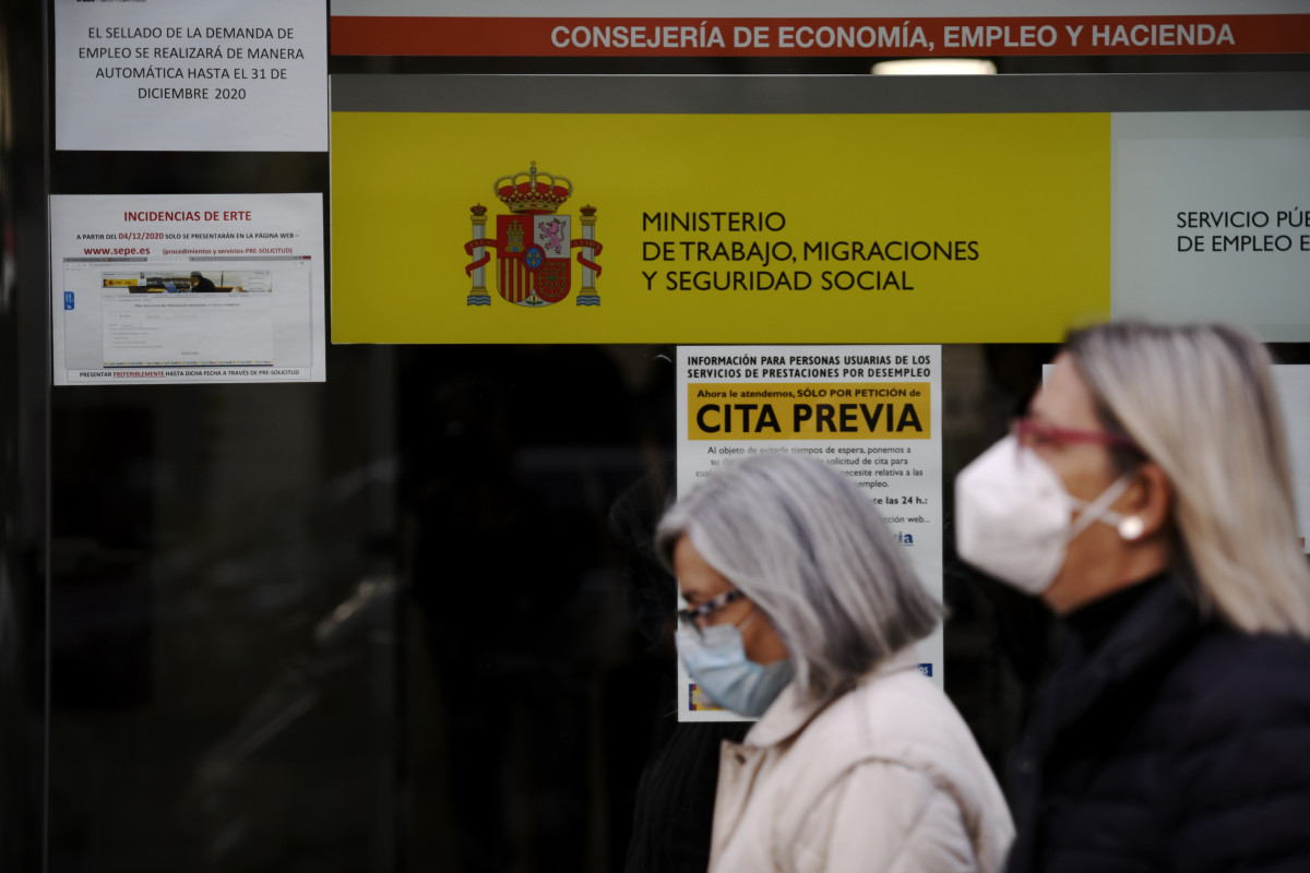 Dues dones passen per la porta d'una oficina d'ocupació, SEPE (antic INEM) hores després de conèixer les dades de l'atur de novembre, a Madrid (Espanya), a 2 de desembre de 2020.