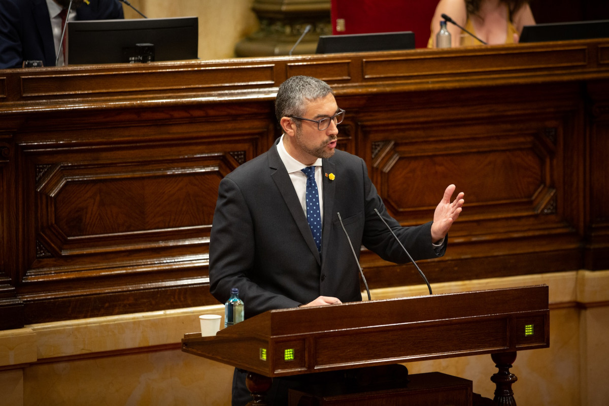 El conseller d'Acció Exterior de la Generalitat, Bernat Solé, en el ple de Parlament monogràfic sobre el coronavirus.