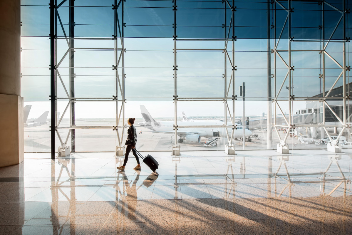 Una passatgera a l'aeroport del Prat