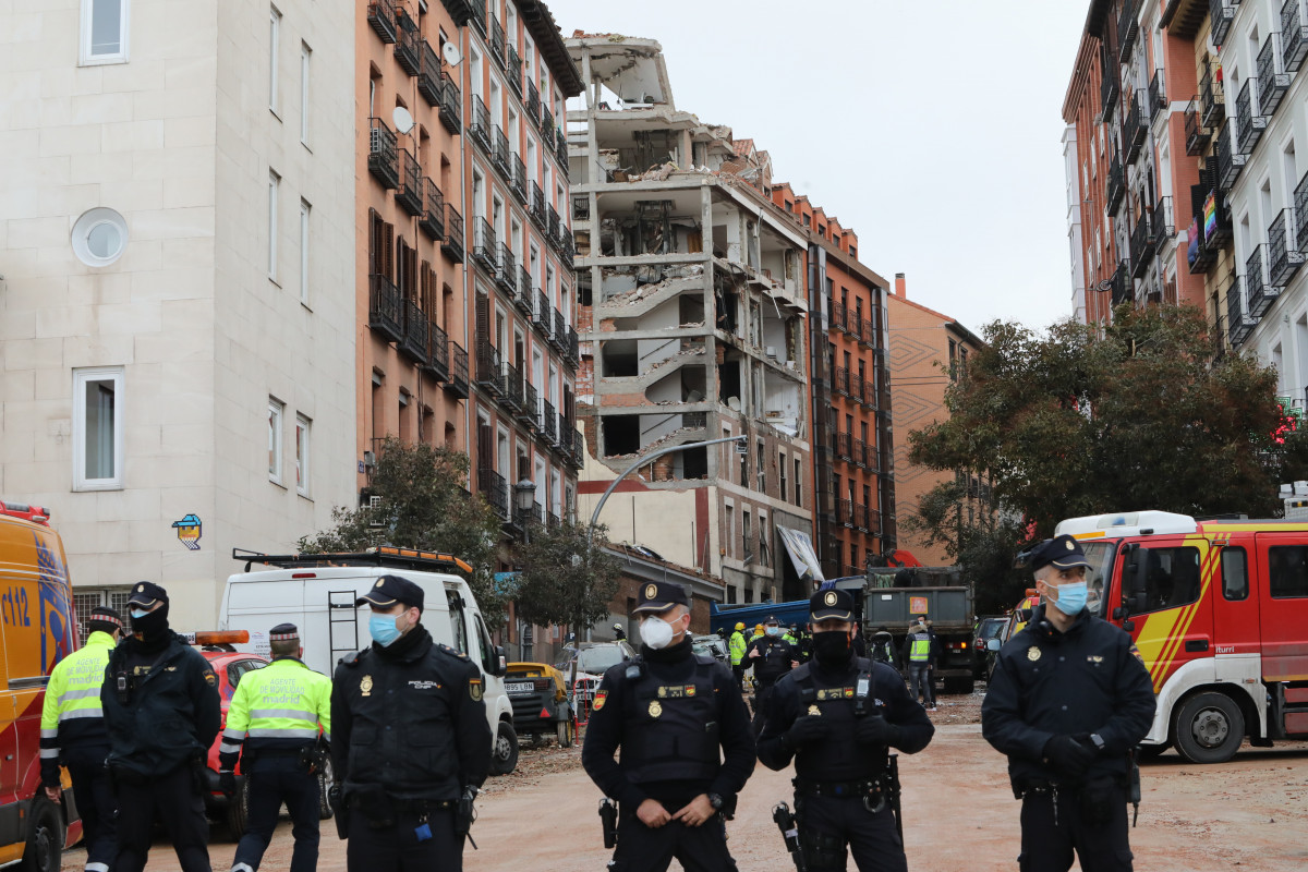 Diversos agents vigilen la zona on ahir es va produir una explosió al carrer Toledo
