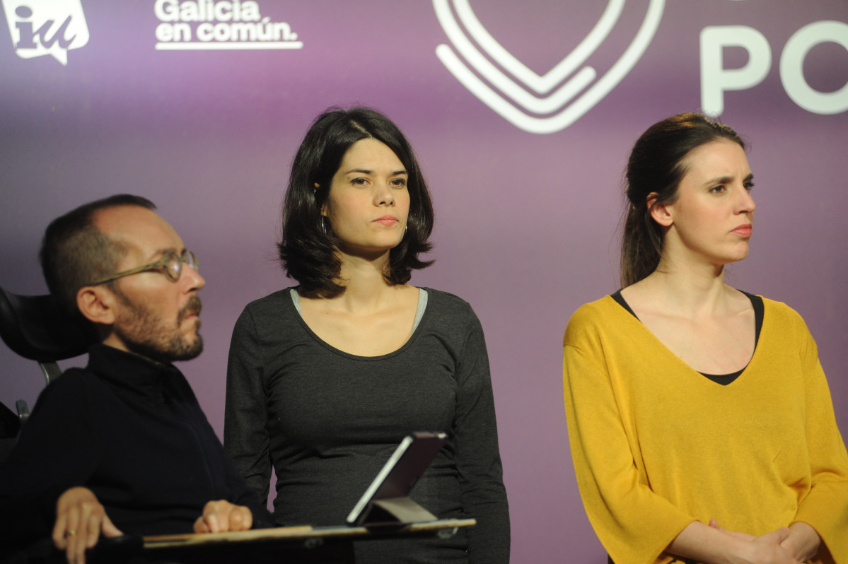 (I-D) El secretari d'Acció de Govern, Acció Institucional i Programa d'Podem, Pablo Echenique; la portaveu d'Unides Podem a l'Assemblea de Madrid, Isa Serra; i la dirigent de la formació estatge, Irene Montero.