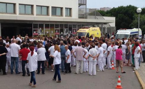 Treballadors i usuaris es concentren contra acomiadaments als ambulatoris del Baix Llobregat