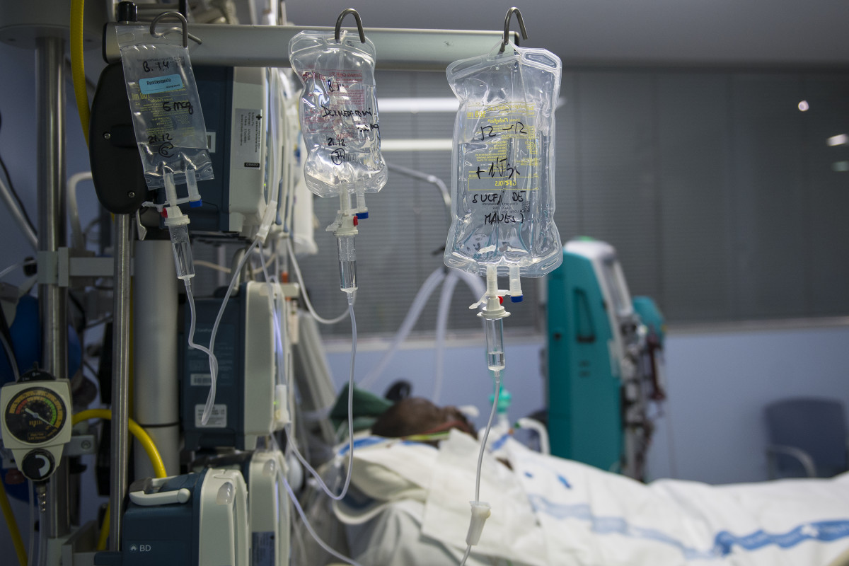 Un pacient ingressat a la Unitat de Cures Intensives (UCI) per a malalts d'coronavirus de l'Hospital Universitari Dr. Josep Trueta de Girona, Catalunya (España), a 21 de desembre de 2020.