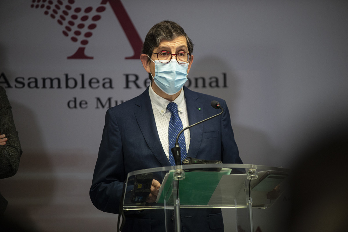 El conseller de Salut, Manuel Villegas, intervé durant una roda de premsa en què ha negat que vagi a dimitir per vacunar-se de Covid-19 tant ell com funcionaris i alts càrrecs de la Conselleria i de el Servei Murcià de Salut (SMS)