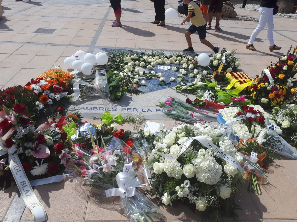 Flors al Memorial per la Pau a Cambrils (Tarragona) després de l'acte d'homenatge a víctimes de l'17A