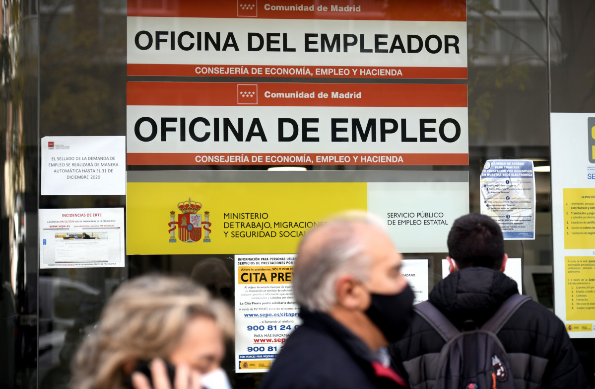 Persones a la porta d'una oficina d'ocupació, SEPE (antic INEM) hores després de conèixer les dades de l'atur de novembre, a Madrid (Espanya), a 2 de desembre de 2020.