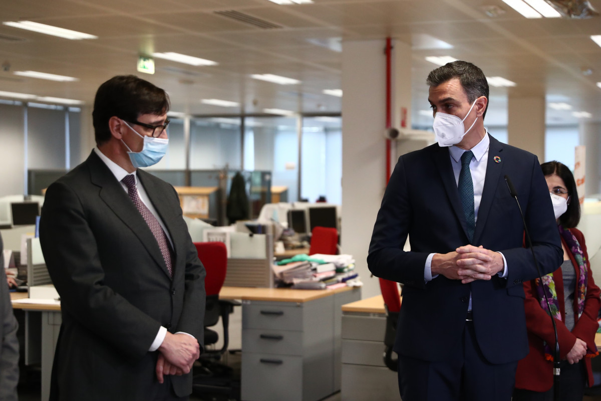 El ministre de Sanitat, Salvador Illa, i el president de Govern, Pedro Sánchez, en una visita a l'Agència Espanyola de l'Medicament, a Madrid.
