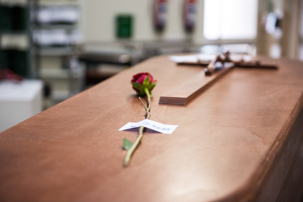 Detall de la rosa, que els Serveis Funeraris de Madrid col·loquen sobre cada fèretre, a la sala prèvia a la incineració en el Crematori de l'Almudena durant la pandèmia de coronavirus a Madrid.