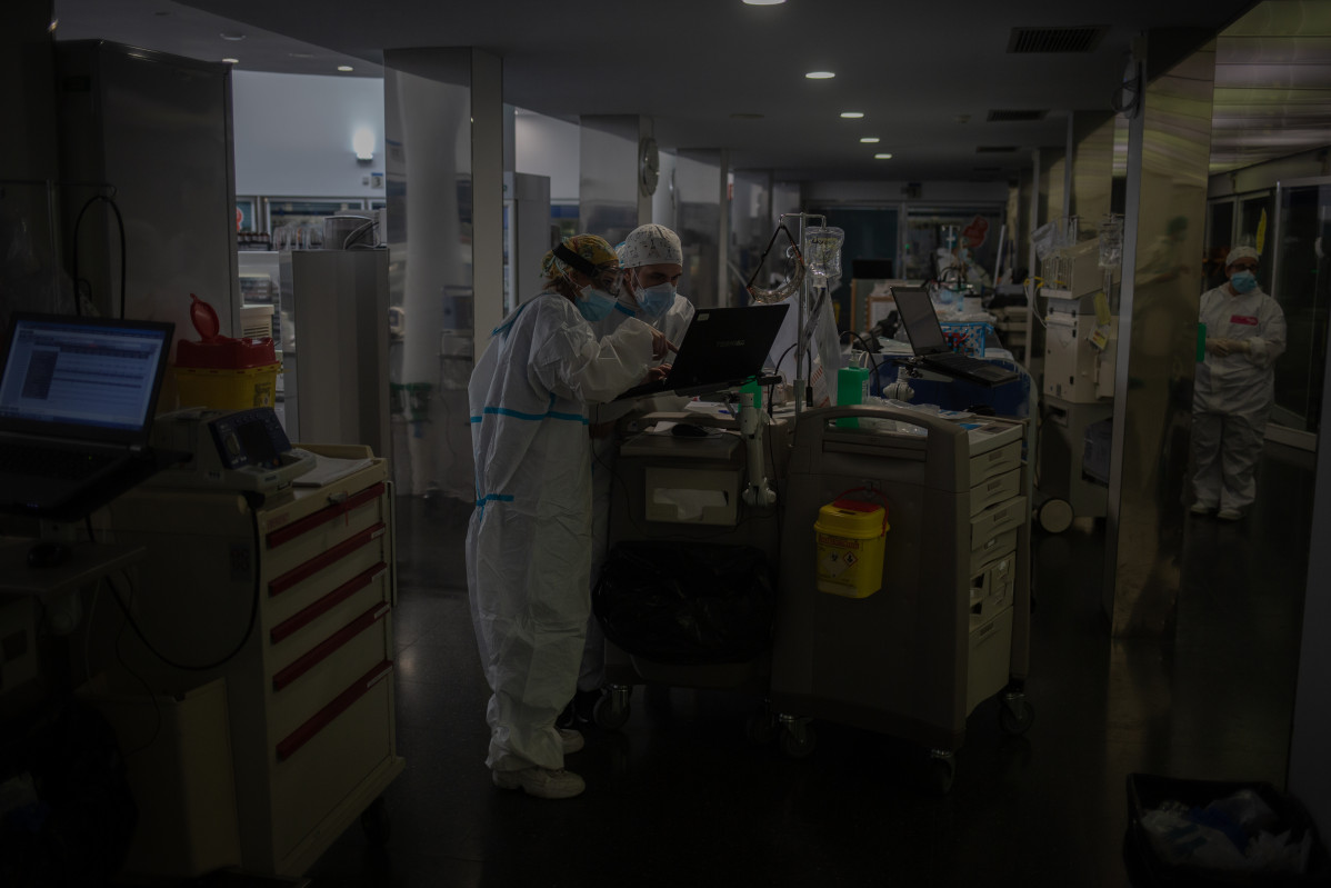 Diversos sanitaris protegits a la Unitat de Cures Intensives -UCI- de l'Hospital de la Mar, a Barcelona, Catalunya (Espanya), a 19 de novembre de 2020