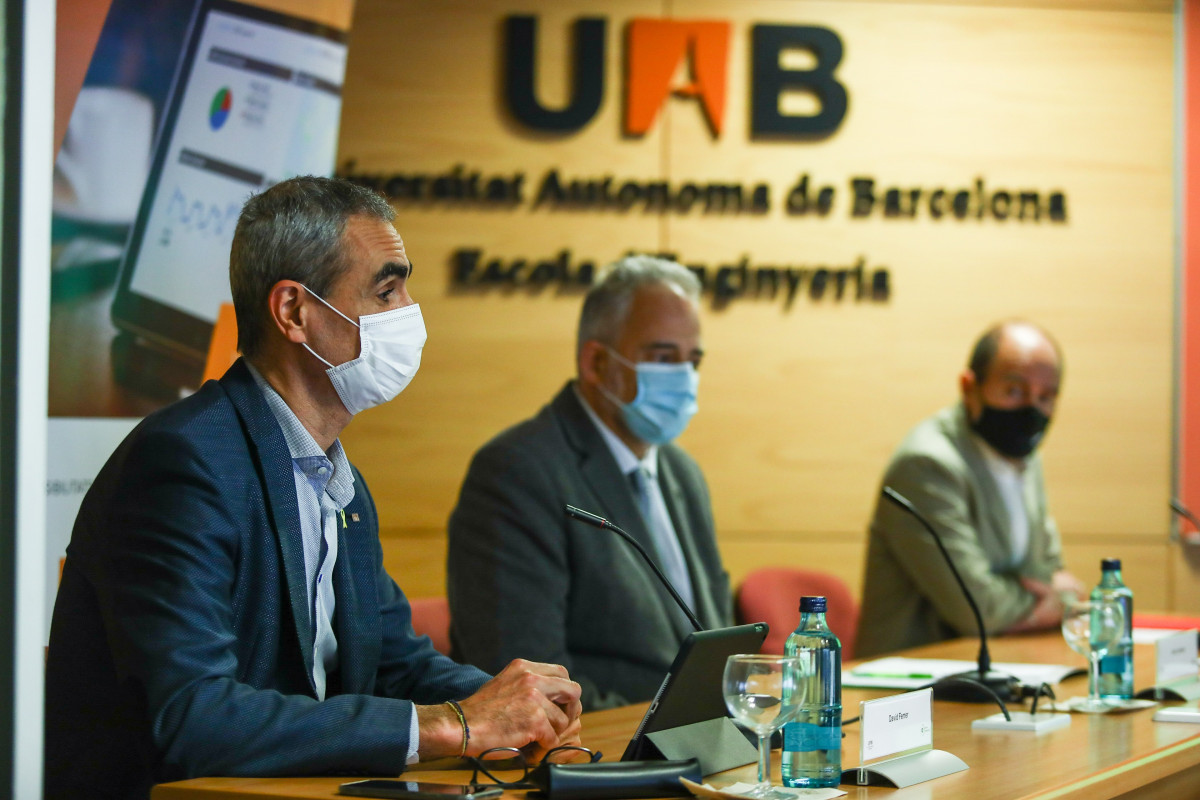 El secretari de Polítiques Digitals, David Ferrer, i el rector de la UAB, Javier Lafuente.