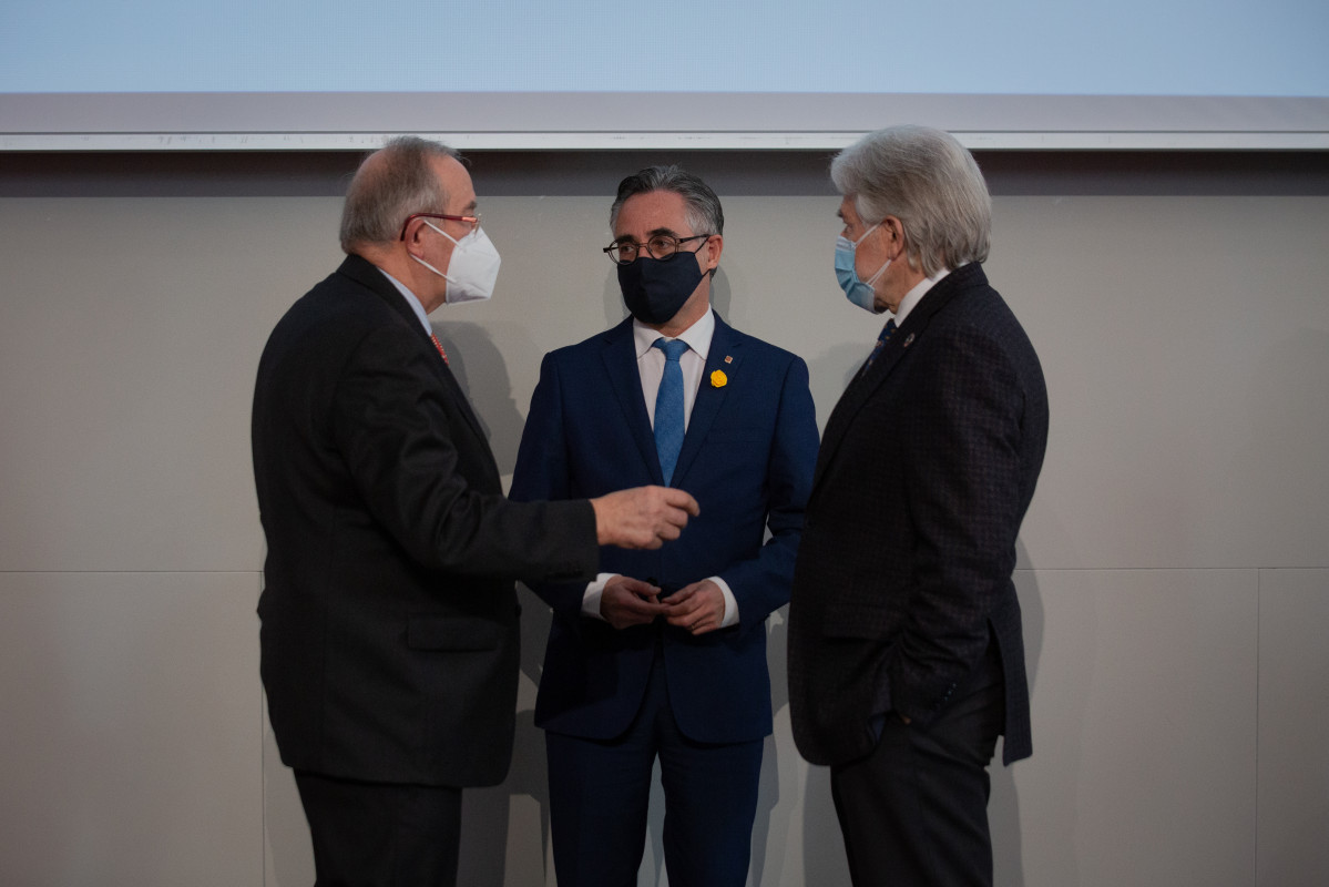 El president de Pimec, Josep González; el conseller d'Empresa, Ramon Tremosa, i el president de Foment, Josep Sánchez Llibre, durant una presentació