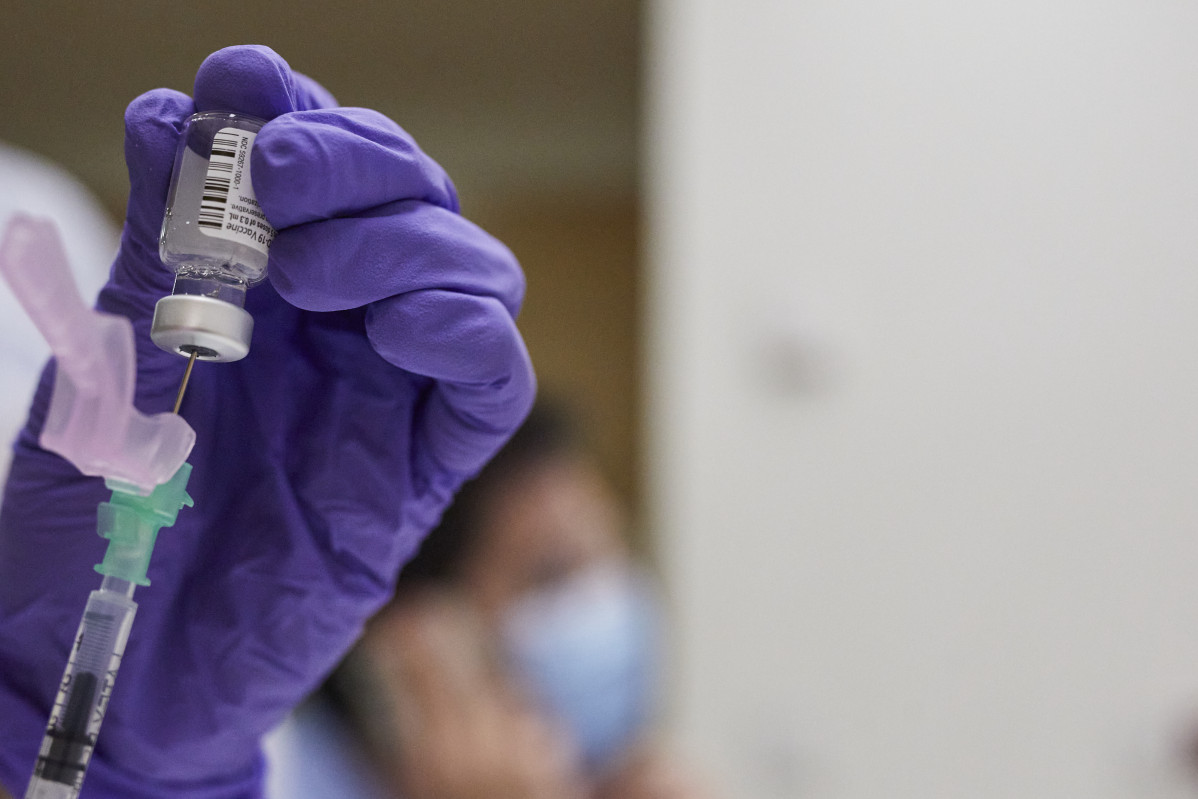 Una infermera prepara la vacuna per a un sanitari contra el coronavirus a l'Hospital Gregorio Marañón de Madrid (Espanya), a 11 de gener de 2021. La Comunitat de Madrid continua aquest dilluns amb la vacunació contra la covid-19 dels professionals Sanitas