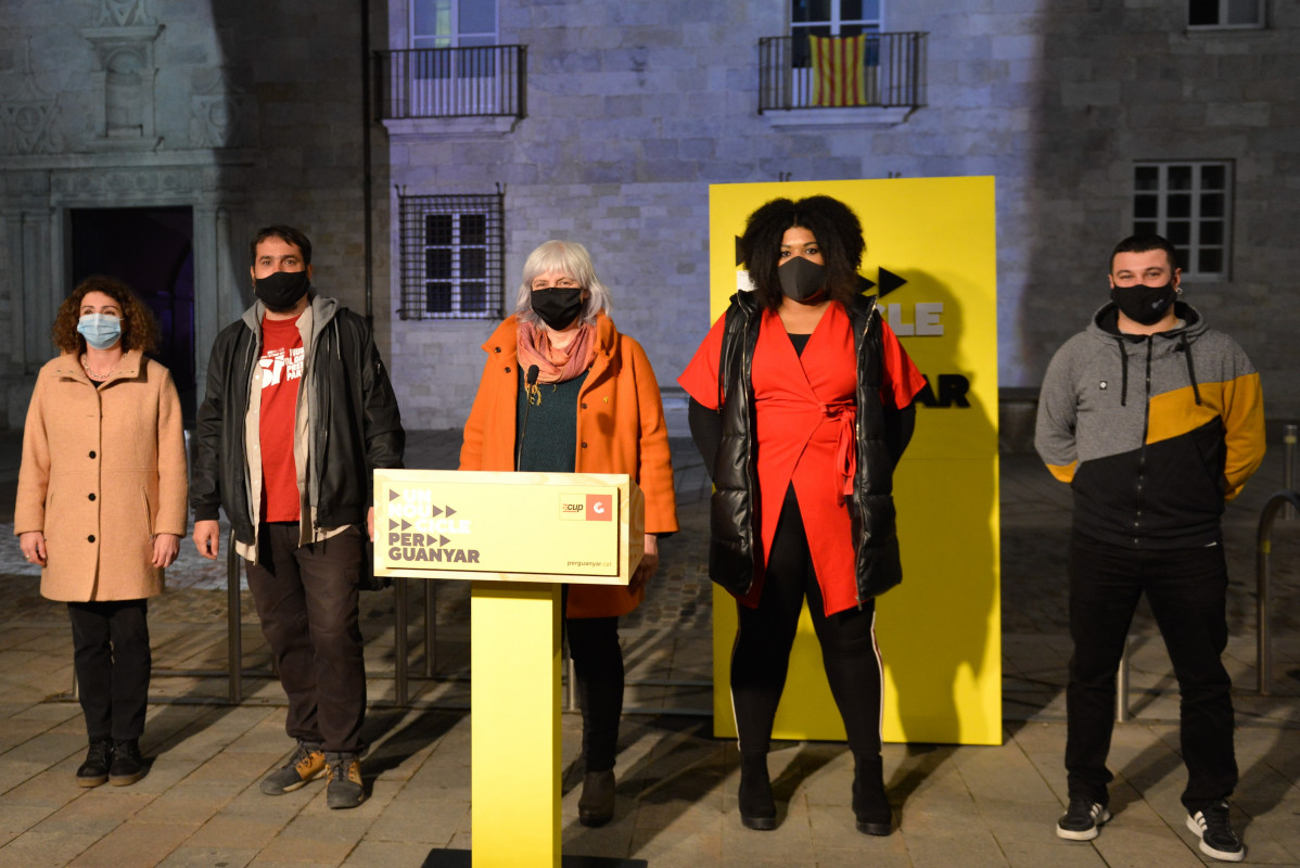 A l'acte d'inici de campanya de la CUP amb la candidata Dolors Sabater i els membres de lacandidatura Dani Cornellà, Montserrat Vinyets, Edgar Fernández i Nogay Ndiaye. A Girona, el 28 de gener de 2021.