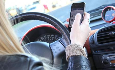 El 17% d'espanyols utilitza el seu telèfon intel·ligent durant la conducció