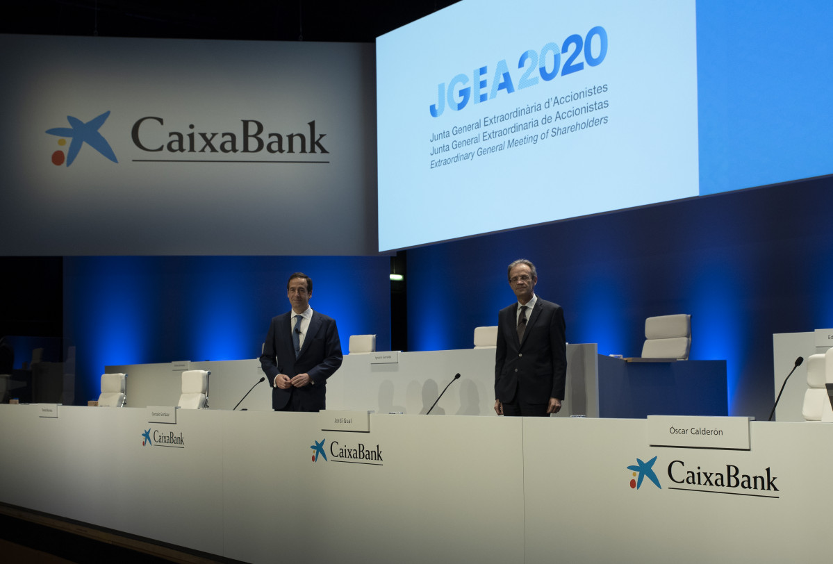(I-D) El conseller delegat de Caixabank, Gonzalo Gortázar, i el president, Jordi Gual, durant la Junta Extraordinària celebrada el 3 de desembre de 2020, en la qual s'ha votat a favor de l'pro