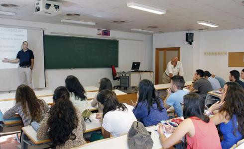 La Conselleria d'Ensenyament titlla de "segregador" i tradicional el currículum de Secundària
