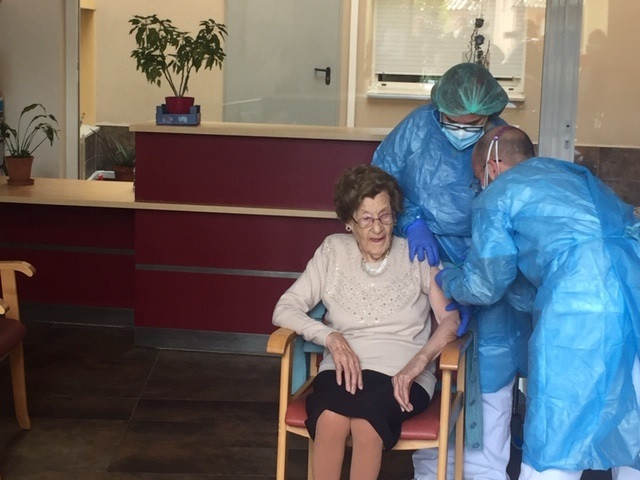 Vacunació en una residència d'Arbúcies (Girona) d'una dona de 105 anys
