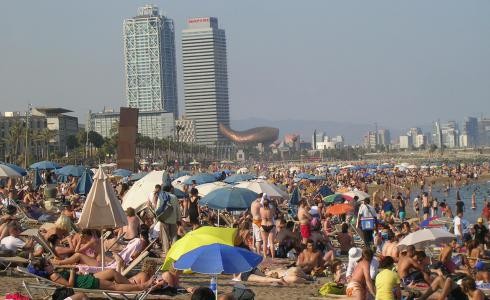 El primer dia d'inspeccions a la Barceloneta conclou amb un centenar de controls